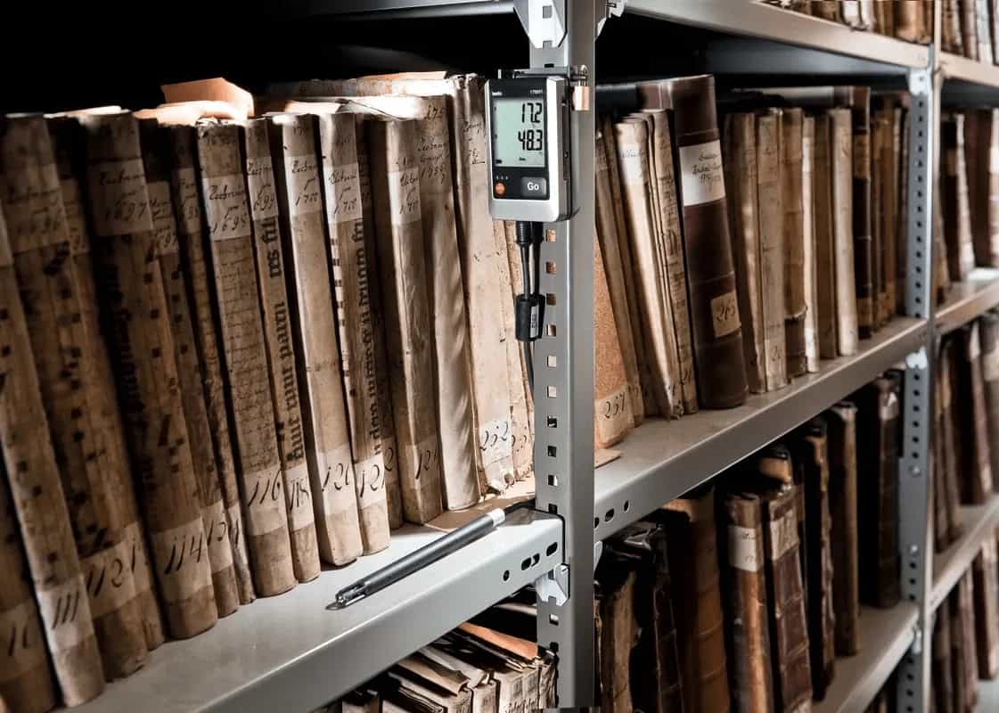 Rejestrator danych Testo 176 zamontowany w archiwum — uchwyt ścienny w środowisku pracy (miniatura)