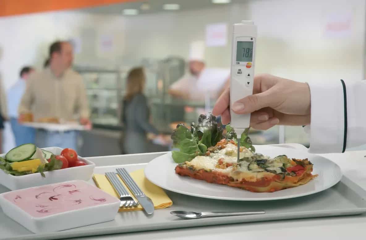 Testo 106 — pomiar temperatury gotowego dania w stołówce gastronomicznej (miniatura)