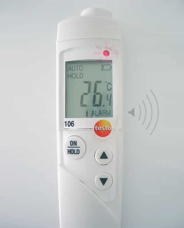 Testo 106 w użyciu — pomiar temperatury gorącego dania w stołówce gastronomicznej (miniatura)