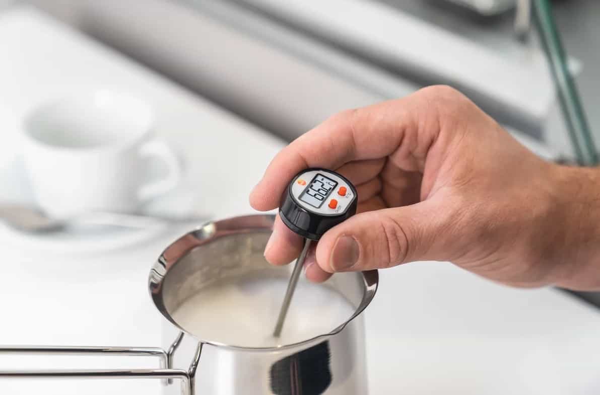 Mini termometr penetracyjny Testo 0560 1110 trzymany w dłoni podczas pomiaru temperatury wewnętrznej potrawy w misce (miniatura)