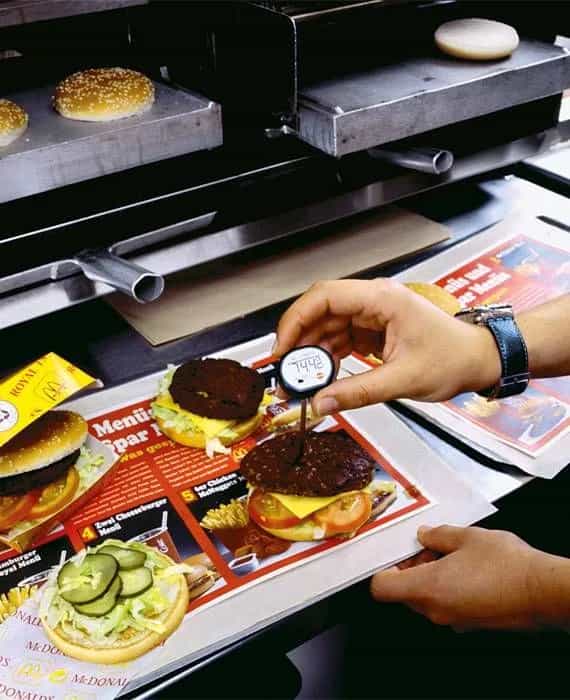 Mini termometr Testo w użyciu — pomiar temperatury potrawy w kuchni gastronomicznej (miniatura)