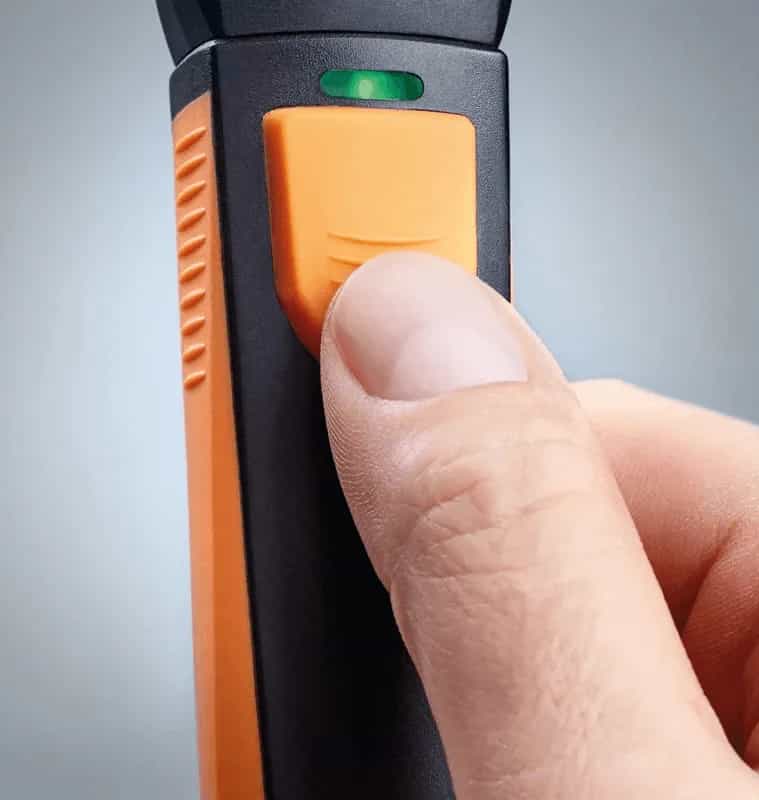 Dłoń obsługująca przycisk termoanemometru Testo 405i — intuicyjna obsługa jednym przyciskiem (miniatura)