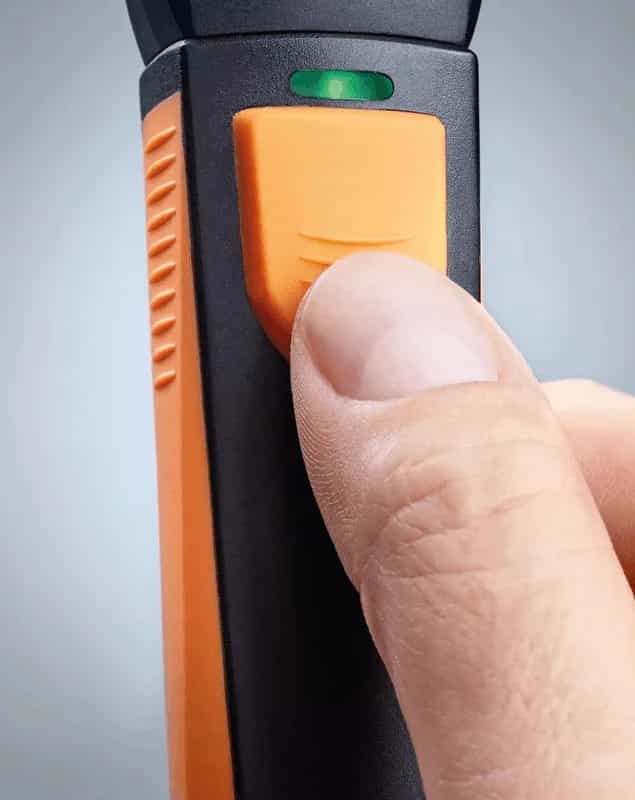 Palec naciskający przycisk wyzwalacza pirometru Testo 805i podczas obsługi jedną ręką (miniatura)