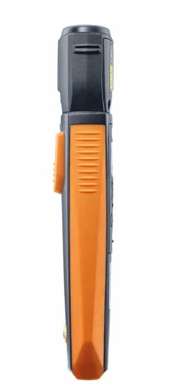 Ręka technika skierowana z pirometrem Testo 805i w stronę grzejnika — pomiar temperatury powierzchni w serwisie HVAC (miniatura)
