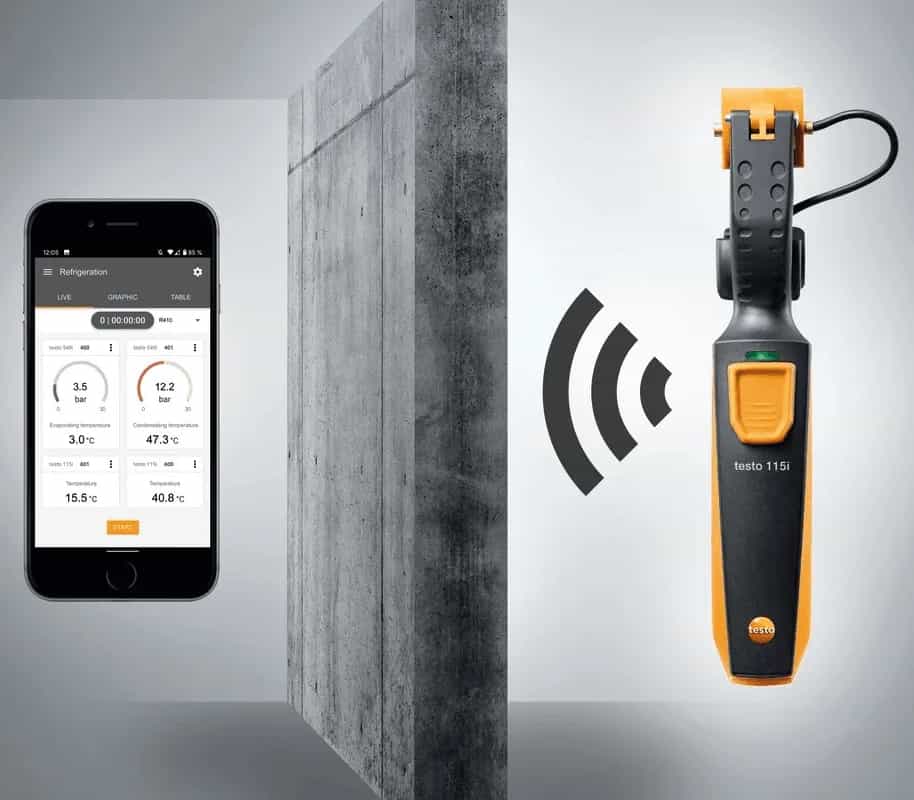 Testo 115i przy ścianie z symbolem Bluetooth i smartfonem wyświetlającym aplikację Testo Smart App (miniatura)