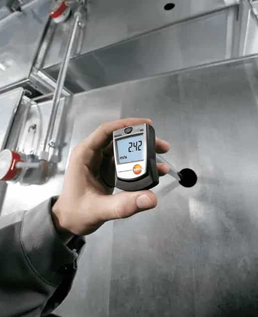 Pomiar przepływu powietrza anemometrem Testo 405 w kanale wentylacyjnym ze stali nierdzewnej (miniatura)