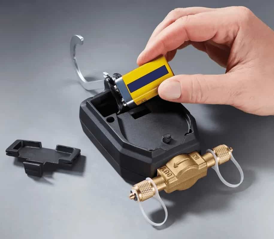 Dłoń wymienia baterię 9 V w komorze inteligentnego zaworu Bluetooth Testo (miniatura)