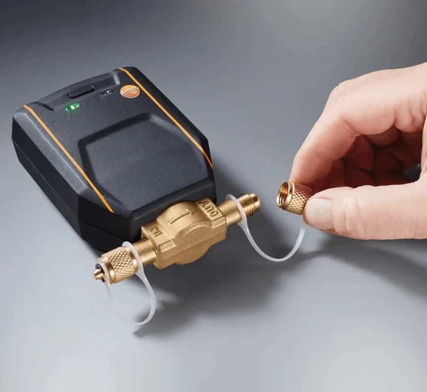 Dłoń podłącza mosiężne przyłącze inteligentnego zaworu Bluetooth Testo do instalacji (miniatura)