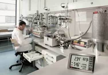 Testo 622 zamontowany na stole laboratoryjnym podczas monitorowania warunków środowiskowych (miniatura)