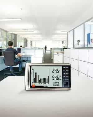 Termohigrometr testo 623 w otwartej przestrzeni biurowej z pracownikami w tle (miniatura)
