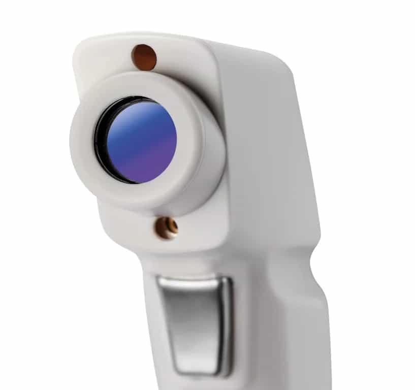 Zbliżenie na głowicę sensoryczną pirometru testo 831 — obiektyw IR i punkty laserowe (miniatura)