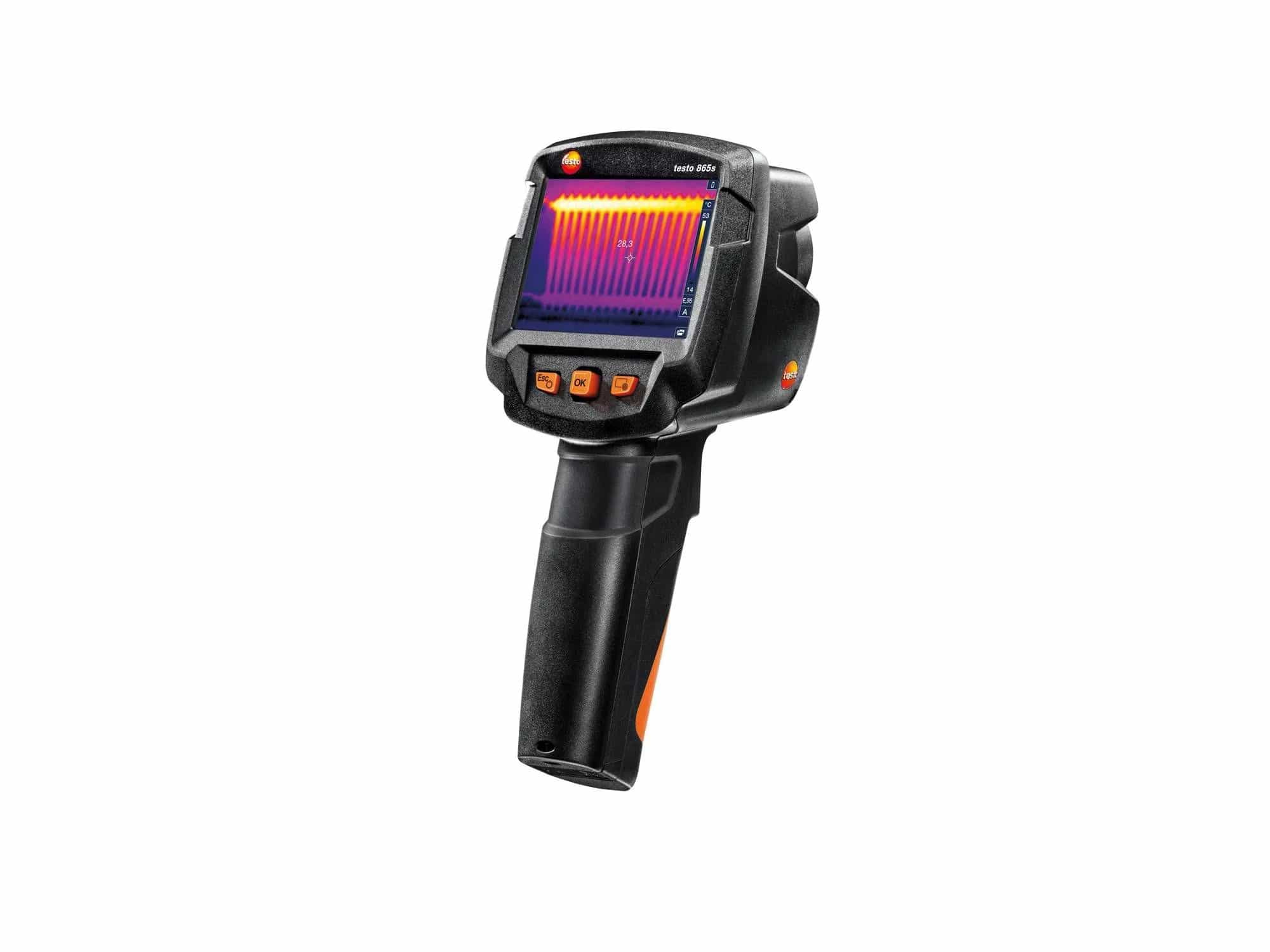 Kamera termowizyjna Testo 865s ujęta pod kątem, z widocznym obrazem termicznym na wyświetlaczu TFT i ergonomicznym uchwytem (miniatura)