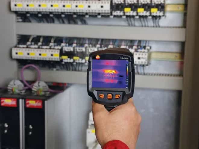 Pomiar termowizyjny szafy sterowniczej kamerą Testo 868s — wykrywanie przegrzanych punktów w instalacji elektrycznej (miniatura)