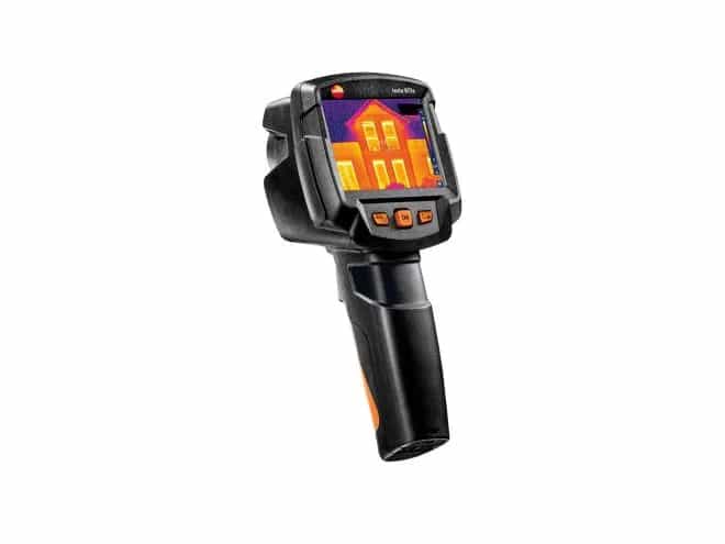 Kamera termowizyjna Testo 872s z obrazem termowizyjnym budynku na wyświetlaczu (miniatura)