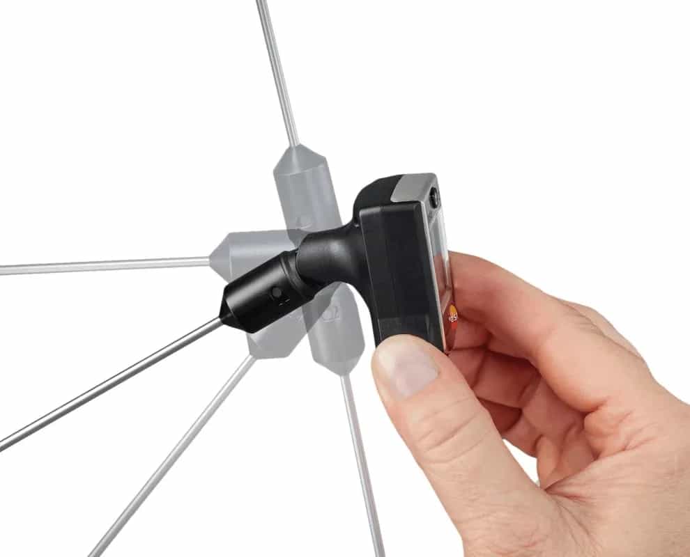 Dłoń trzymająca Testo 905-T2 przy wiązce metalowych rur podczas pomiaru powierzchni (miniatura)