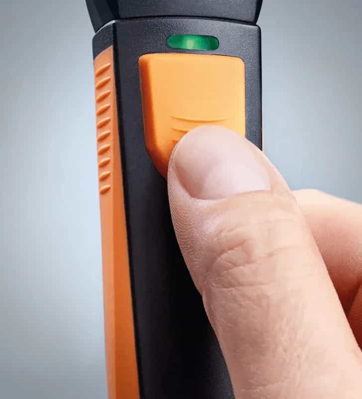 Dłoń technika obsługująca przycisk miernika Testo (miniatura)