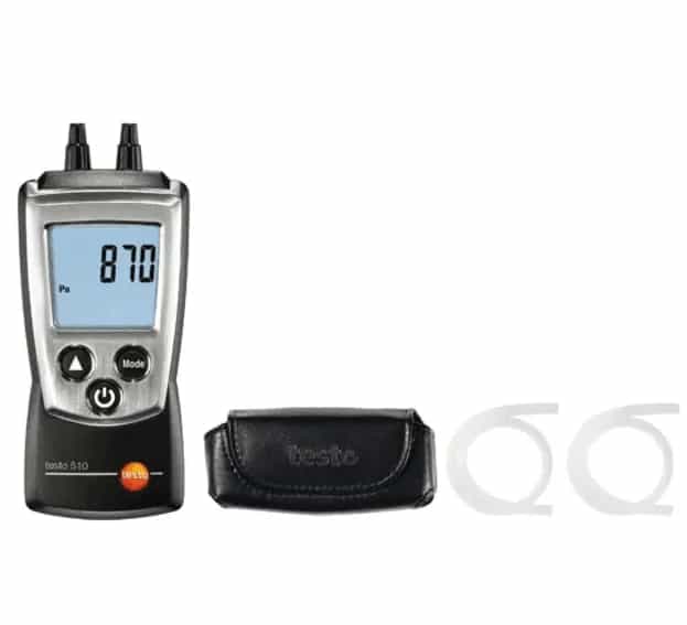 Manometr Testo 510 wraz z etui ochronnym oraz akcesoriami wchodzącymi w skład zestawu (miniatura)