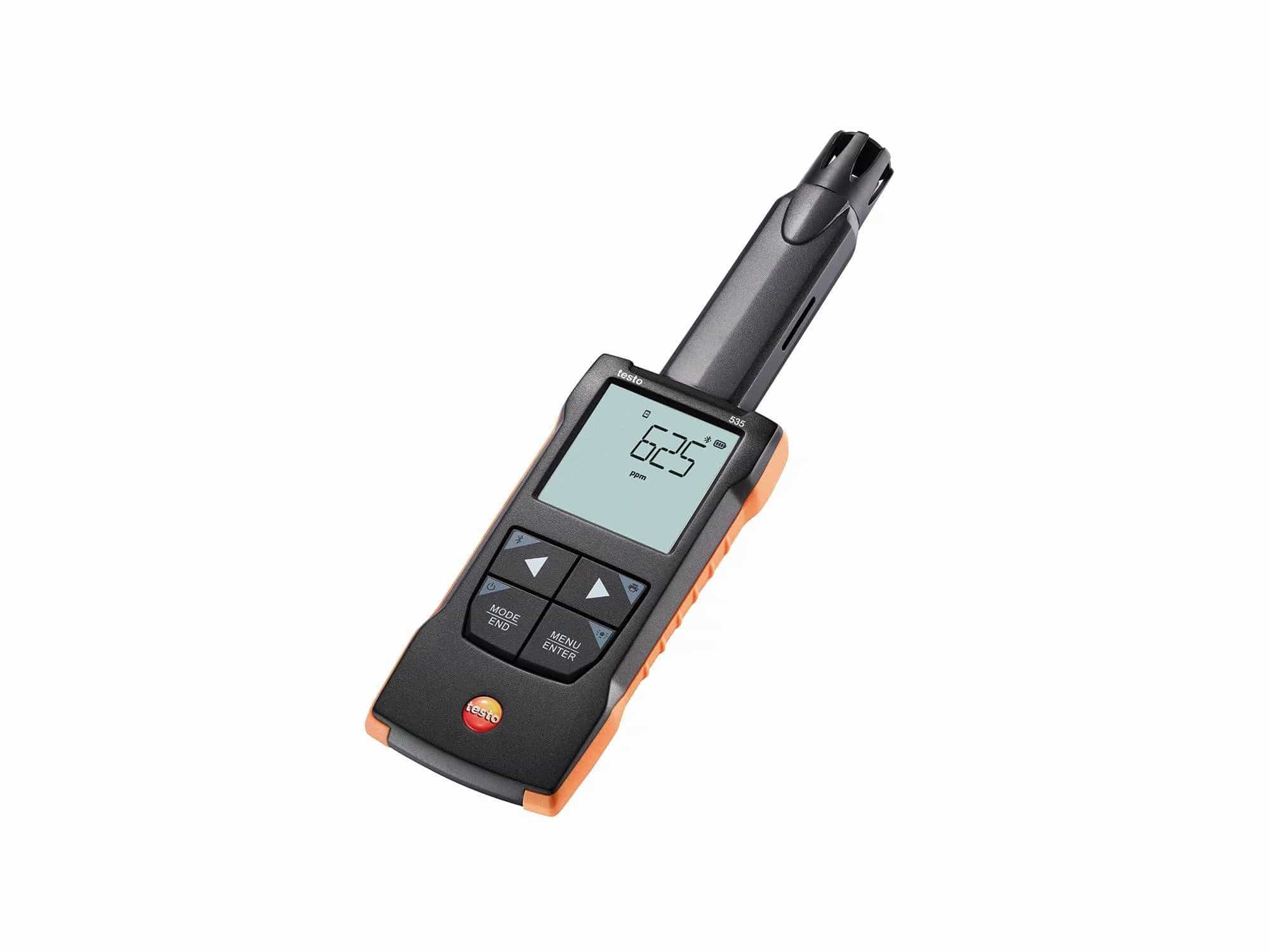 Miernik CO2 Testo 535 ujęty pod kątem z widoczną głowicą czujnika NDIR i wyświetlaczem (miniatura)