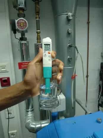 pH-metr Testo 206-pH1 podczas pomiaru pH chłodziwa przy obrabiarce CNC w zakładzie produkcyjnym (miniatura)