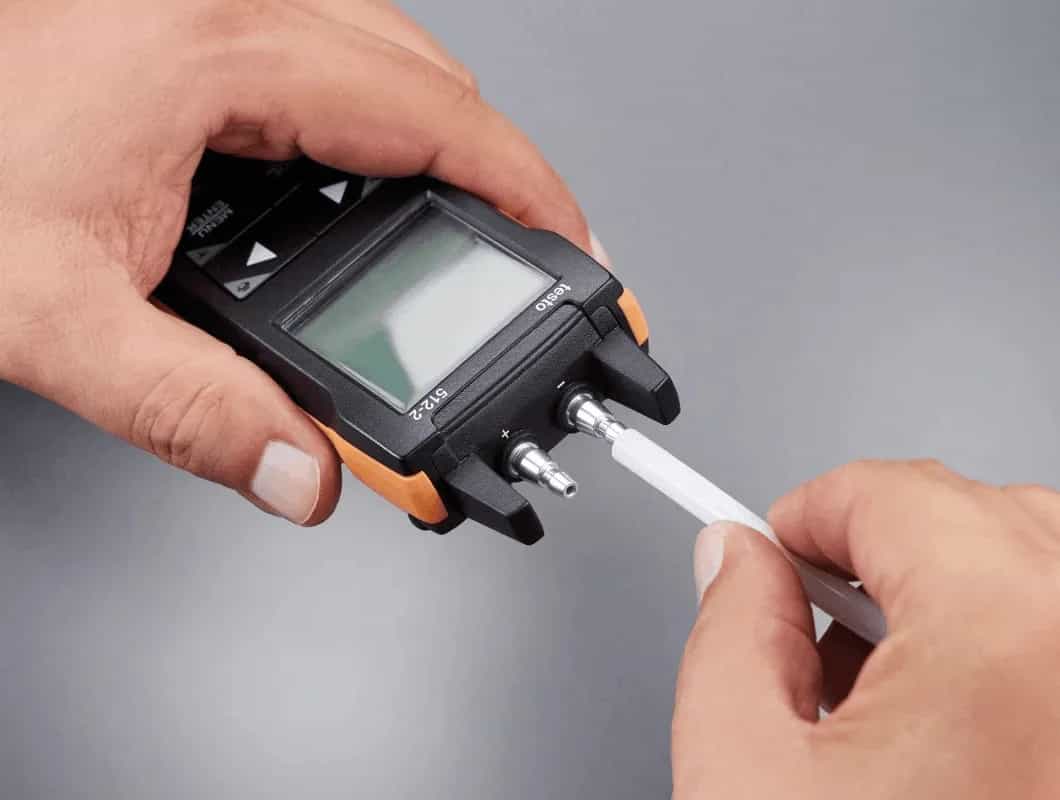 Podłączanie silikonowego węża do króćca ciśnieniowego manometru Testo 512-2 (miniatura)
