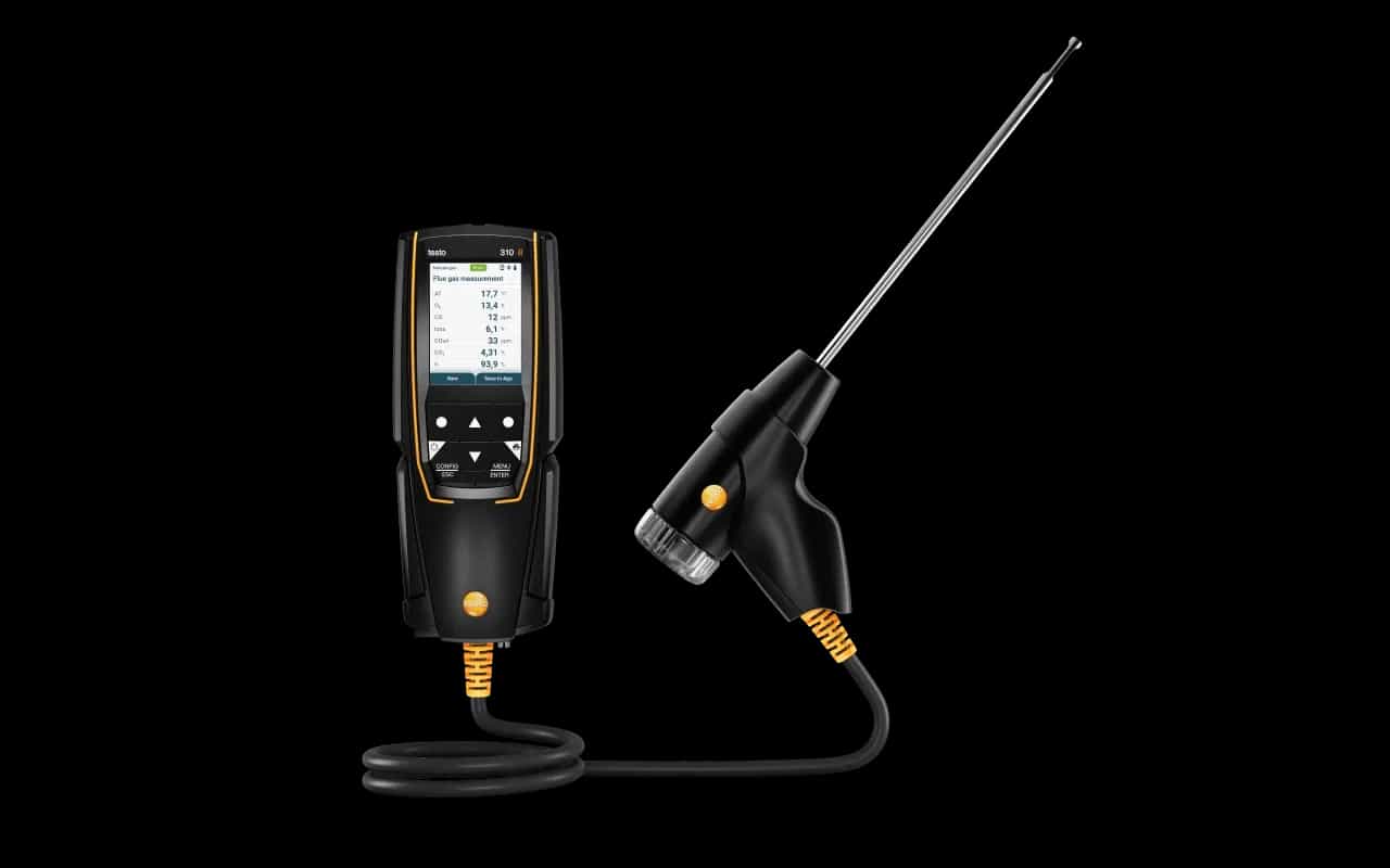 Analizator spalin Testo 310 II EN ujęty pod kątem z widocznym graficznym wyświetlaczem i odczytem pomiaru spalin (miniatura)