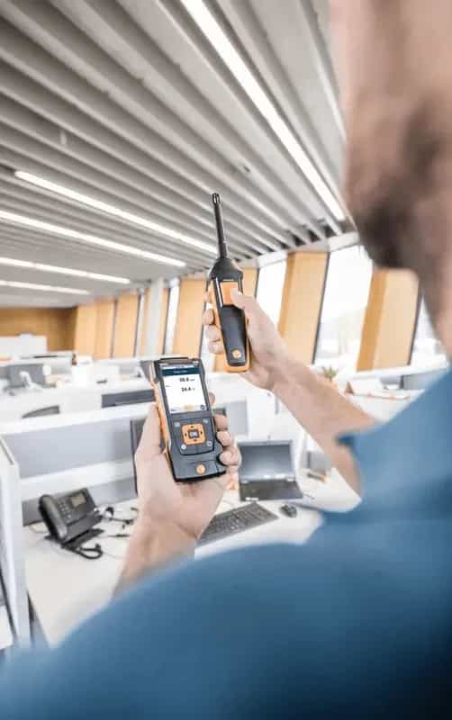 Bezprzewodowy odczyt pomiarów Testo 440 dP na smartfonie połączonym z miernikiem przez Bluetooth w biurze (miniatura)