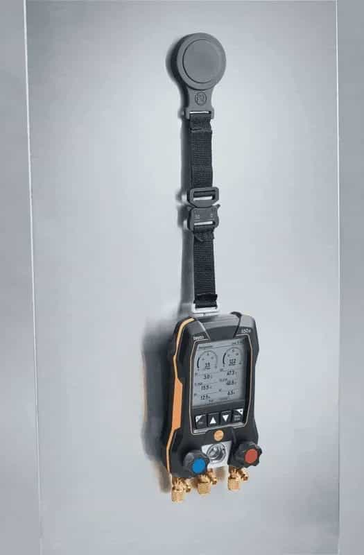 Elektroniczna oprawa zaworowa Testo zawieszona na magnesie paska na metalowym panelu instalacji (miniatura)