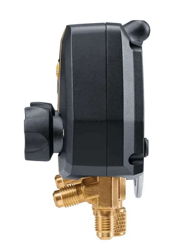 Testo 550i w ujęciu bocznym z czarnym pokrętłem zaworu i mosiężnym przyłączem (miniatura)