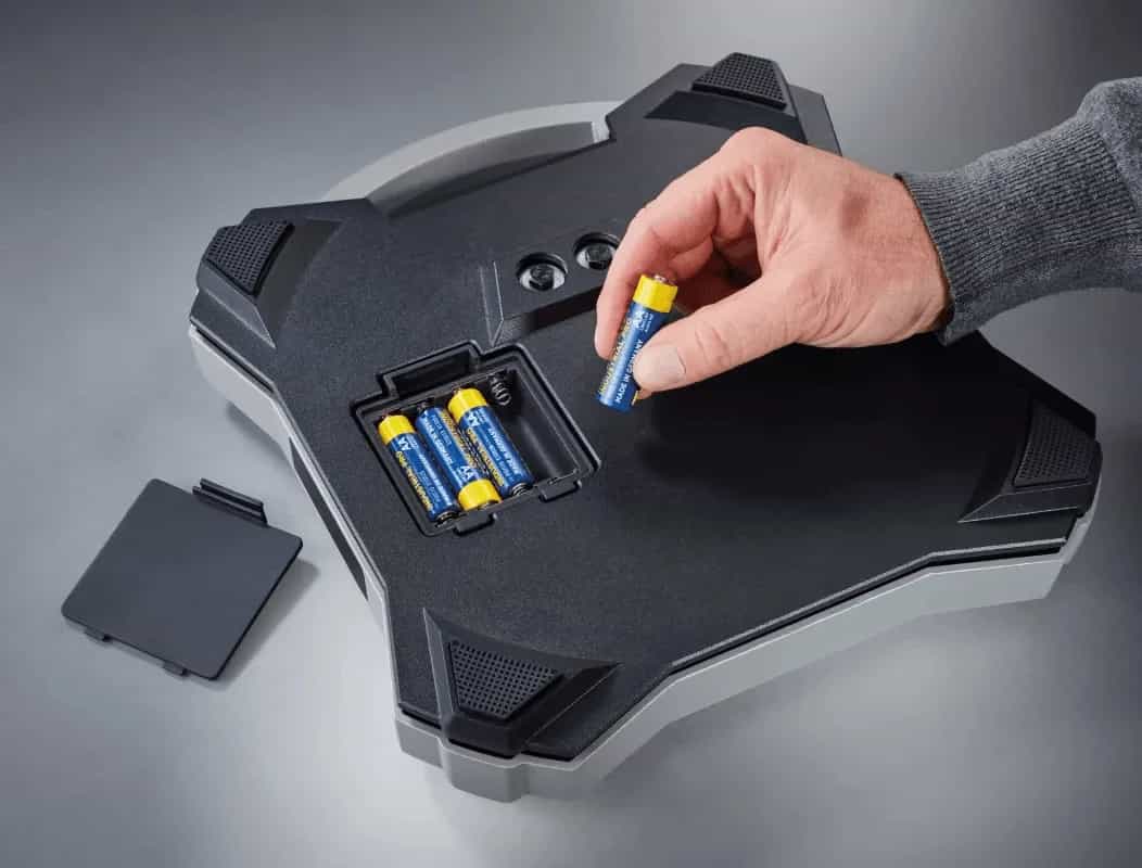 Dłoń wymieniająca baterie w komorze wagi Testo 560i (miniatura)