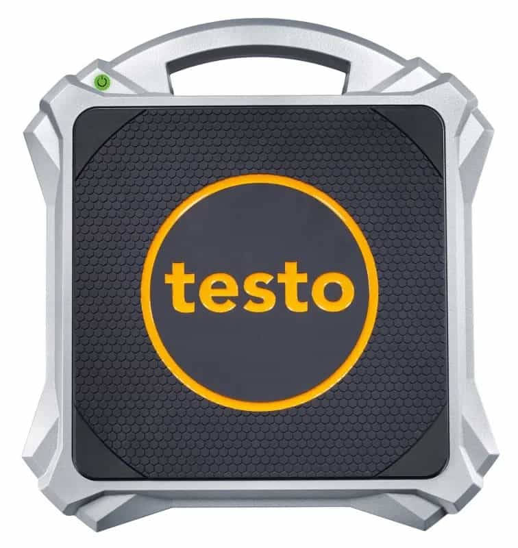 Technik trzymający wagę chłodniczą Testo 560i za uchwyt podczas pracy w terenie (miniatura)