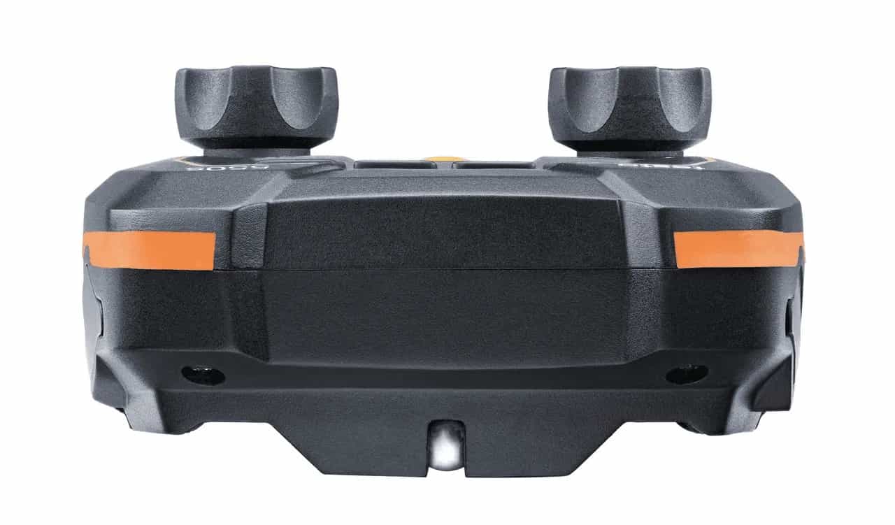 Detal mosiężnych przyłączy ciśnienia i wejść sond w oprawie zaworowej Testo 550s Smart (miniatura)