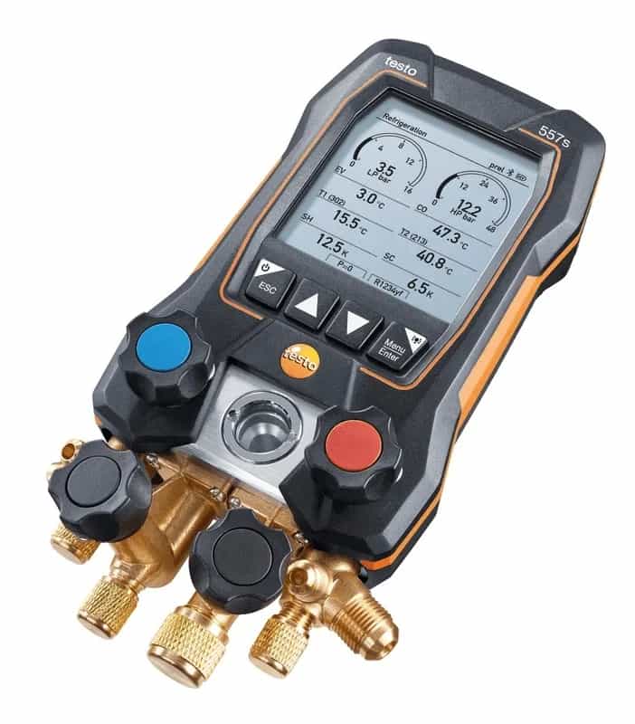 Elektroniczna oprawa zaworowa Testo 557s Smart Vacuum ujęta pod kątem — wyświetlacz graficzny i 4-drożna bateria zaworów (miniatura)