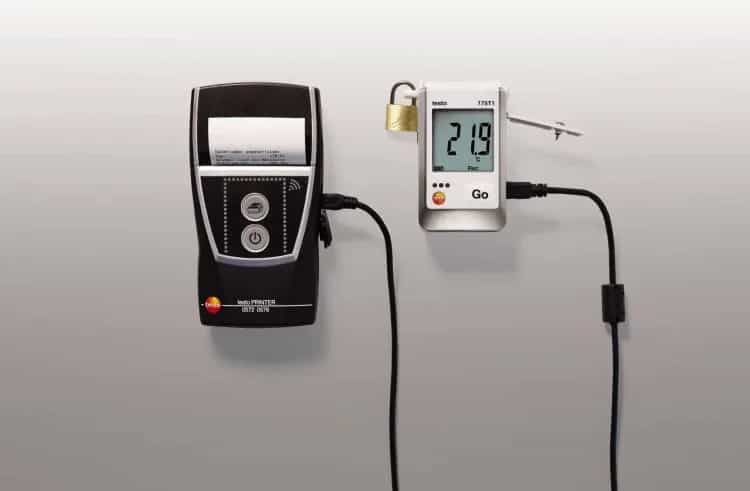 Drukarka Testo podłączona kablem USB do rejestratora danych testo 175T1 — drukowanie raportu w terenie (miniatura)