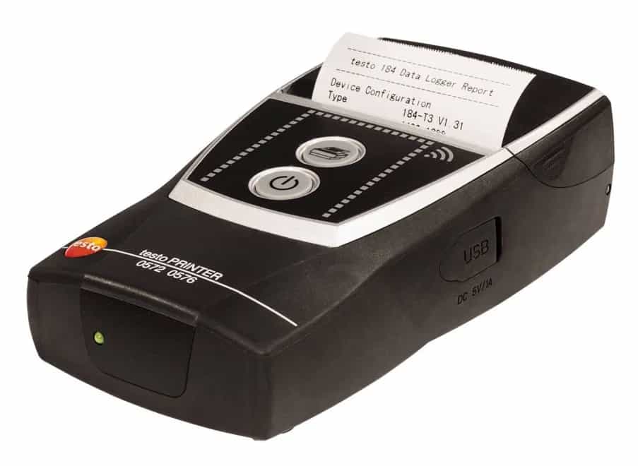 Drukarka Testo widziana z boku pod kątem — widoczny port USB i złącze DC, kompaktowe wymiary obudowy (miniatura)