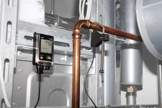 Rejestrator Testo 175 T3 zamontowany przy miedzianej rurze instalacji grzewczej (miniatura)