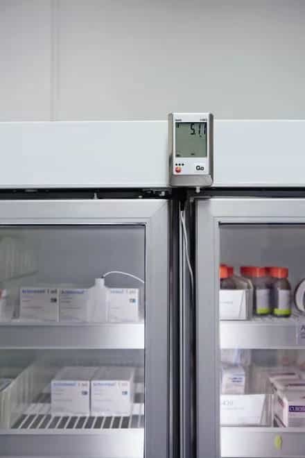 Rejestrator Testo 176 T2 zamontowany na laboratoryjnej szafie chłodniczej z odczynnikami medycznymi (miniatura)