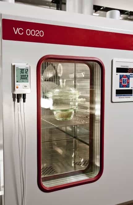 Rejestrator Testo 176 T2 z dwiema sondami podłączony do komory klimatycznej VC 0020 w laboratorium (miniatura)