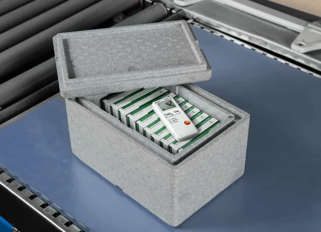 Rejestrator Testo 184 T2 umieszczony w izolowanej skrzyni transportowej na taśmie logistycznej (miniatura)