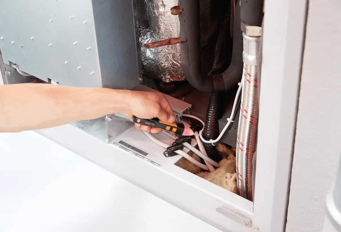 Sprawdzanie obecności napięcia próbnikiem w otwartej instalacji elektrycznej (miniatura)
