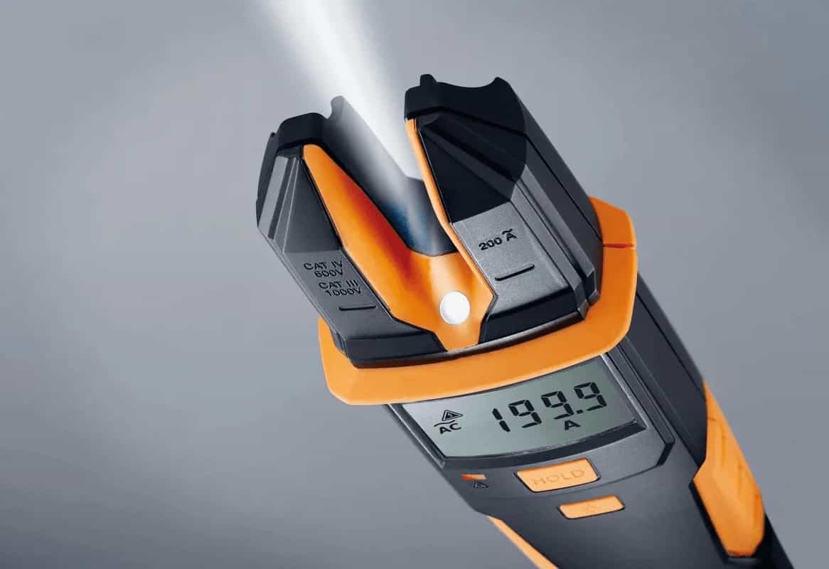 Testo 755-1 — wiązka światła z latarki LED oświetlająca punkt pomiarowy (miniatura)