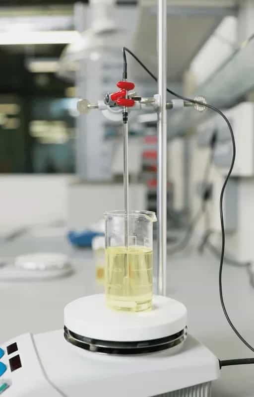 Sonda laboratoryjna Testo Pt100 zanurzona w cieczy w zlewce laboratoryjnej na mieszadle magnetycznym — pomiar temperatury agresywnego medium (miniatura)
