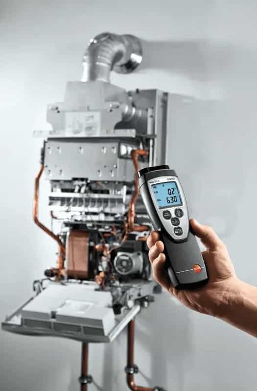 Testo 315-3 używany w dłoni podczas pomiaru przy otwartej instalacji grzewczej (miniatura)