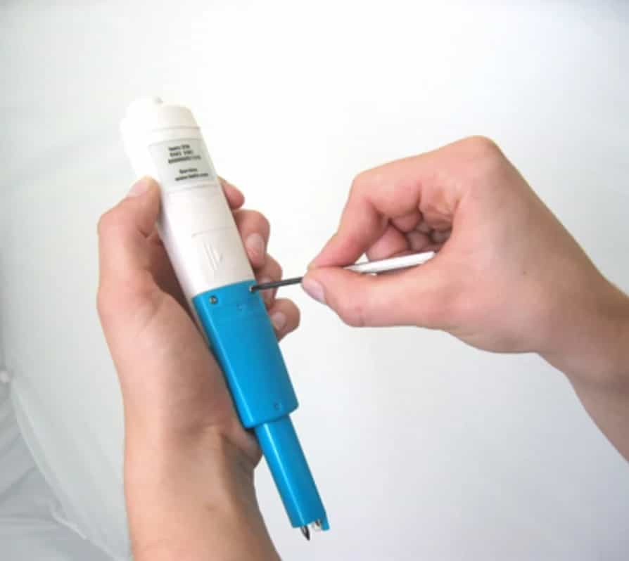 Montaż nowej elektrody pH1 w pH-metrze testo 206PH1 trzymanym w dłoniach (miniatura)