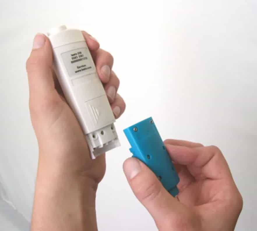 Wymiana elektrody pH1 w pH-metrze testo 206PH1 — odłączanie niebieskiej końcówki pomiarowej (miniatura)