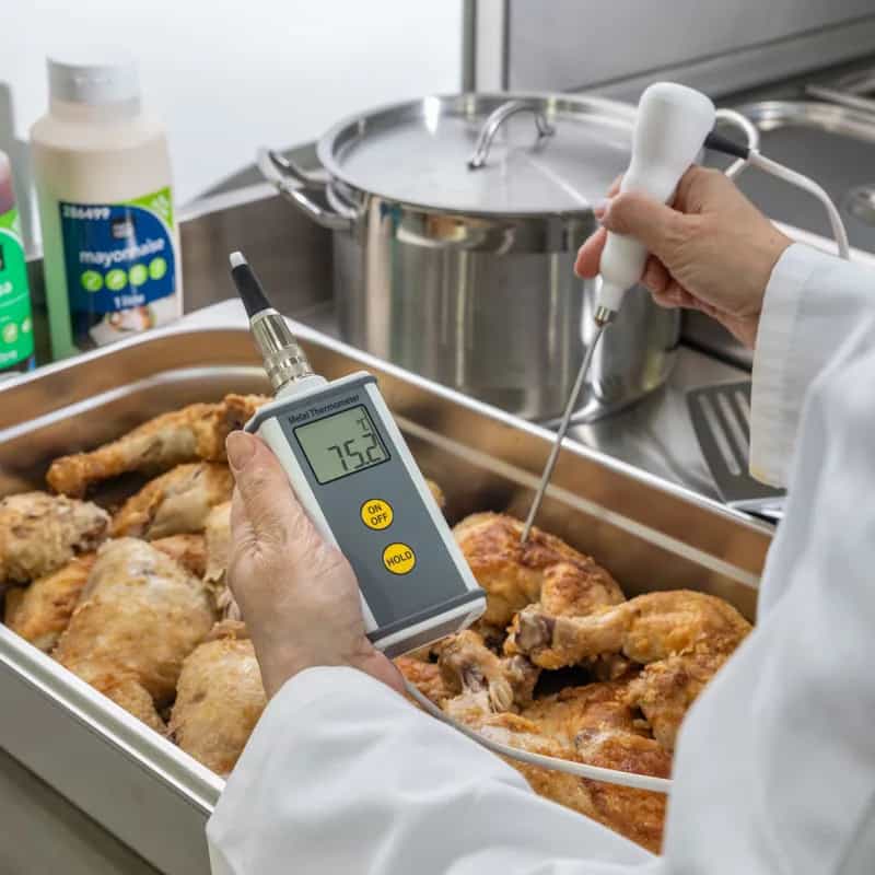 Termometr ETI Therma 20 Metal 221-700 - wodoodporny IP67, ±0,2 °C – w użyciu (miniatura)