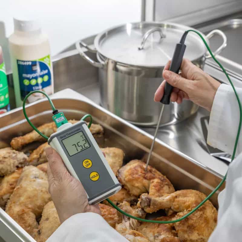 Termometr ETI Therma K Metal - termopara typ K, zakres do 1372 °C, IP67 – w użyciu (miniatura)