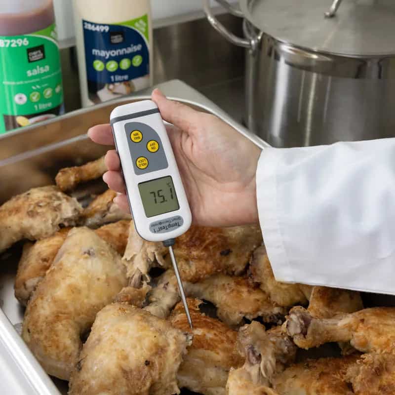 Termometr ETI TempTest 1 Smart - szpilkowy z obrotowym wyświetlaczem 360°, ±0,4 °C – w użyciu (miniatura)