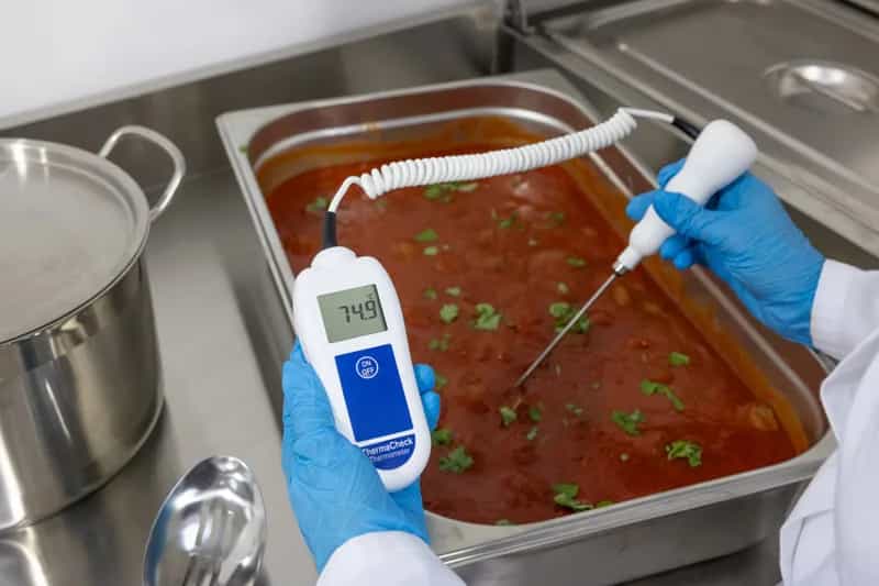 Termometr gastronomiczny ETI ThermaCheck z sondą szpilkową - ±0,3 °C – w użyciu (miniatura)
