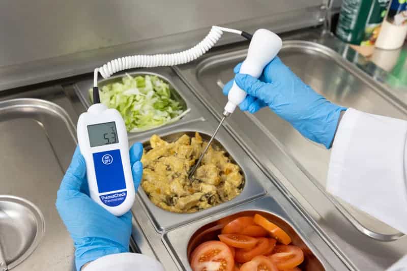 Termometr gastronomiczny ETI ThermaCheck z sondą szpilkową - ±0,3 °C – w użyciu (miniatura)