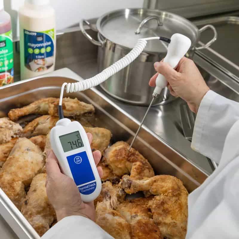 Termometr gastronomiczny ETI ThermaCheck z sondą szpilkową - ±0,3 °C – w użyciu (miniatura)